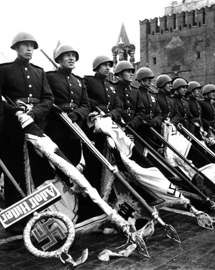 Kolóna dôstojníkov Červenej armády nesúca porazené nacistické zástavy pri prehliadke Víťazstva. Moskva, Červené námestie. 24. júna 1945. Foto: M. Trachman. Hlavný archív Moskvy.