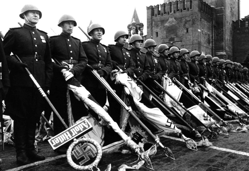Kolóna dôstojníkov Červenej armády nesúca porazené nacistické zástavy pri prehliadke Víťazstva. Moskva, Červené námestie. 24. júna 1945. Foto: M. Trachman. Hlavný archív Moskvy.