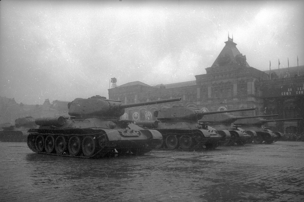 Fotografia „Vojenská technika na pochode: Prehliadka víťazstva“, 24. júna 1945, Moskva – Dejiny Ruska vo fotografiách