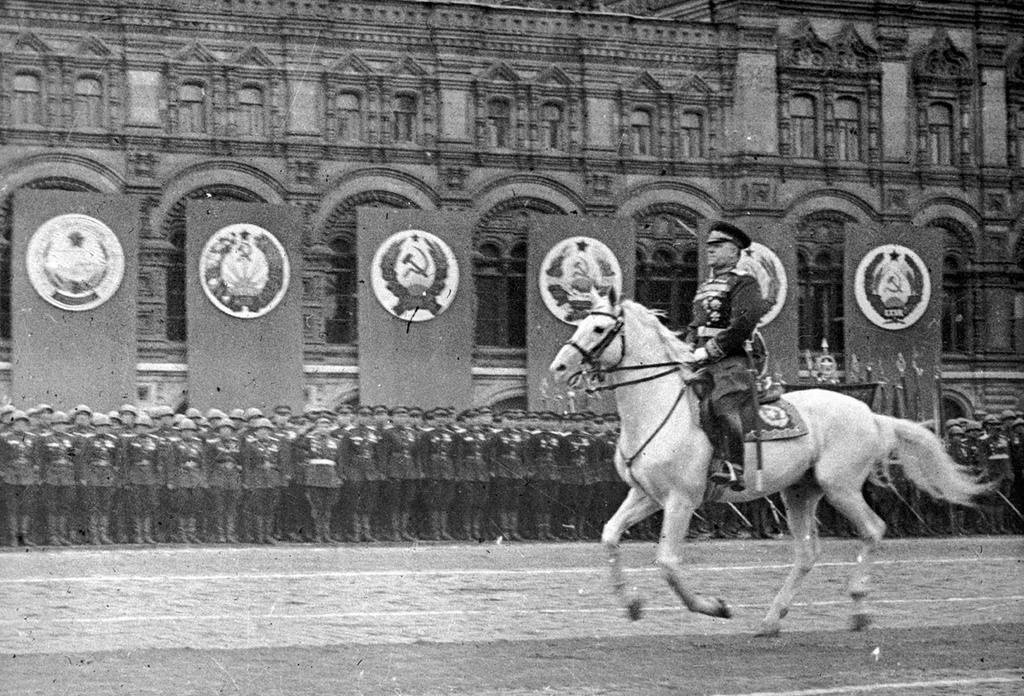 Fotografia „Maršal Georgij Žukov si prezrie víťaznú prehliadku“, 24. júna 1945, Moskva — Dejiny Ruska vo fotografiách