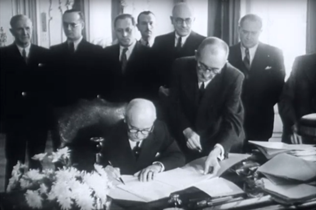 Prezident Beneš podpísal dekréty o znárodnení baní, bánk, poisťovní, kľúčového priemyslu 24. októbra 1945 (Foto z videa: Československý filmový týdeník / youtube.com@ceskoslovenskyfilmovytyden7432)