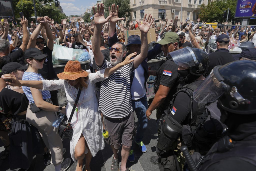 Aptopix serbia protest