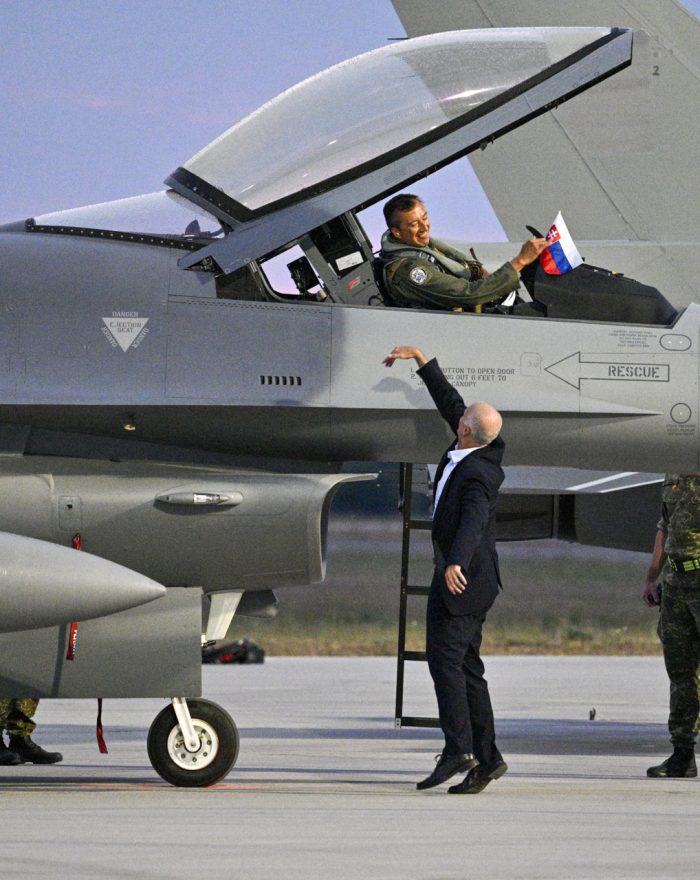 Mo sr: prílet slovenských stíhačiek f 16