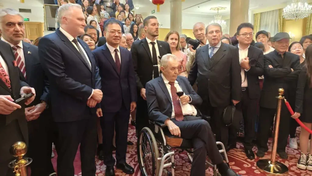 Jeho excelence zvláštní zplnomocněnec Čínské lidové republiky Feng Biao, byvalý prezident ČR Miloš Zeman a bývalý premiér ČR Jiří Paroubek
