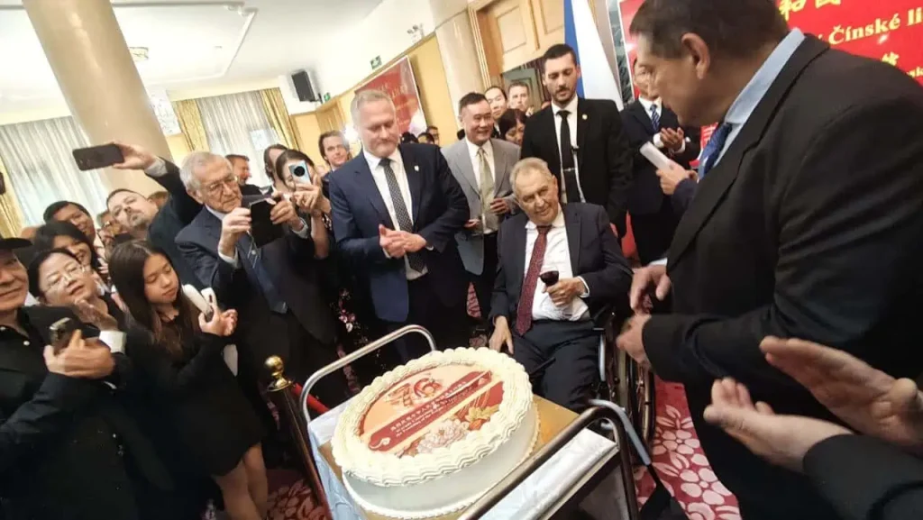 Slavnostni krájení dortu nejvyznamnějšími hosty na recepci k 76 vyročí vzniku Člr