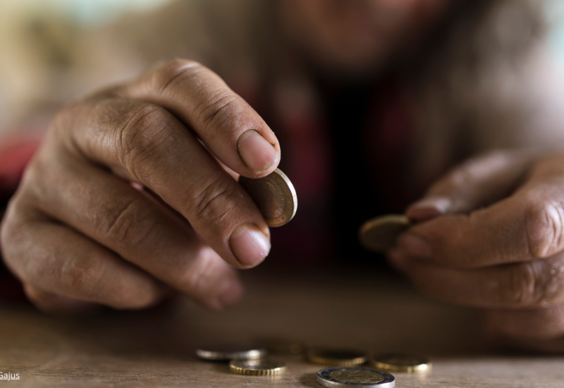 Ruky s mincami Foto CanvaGajus
