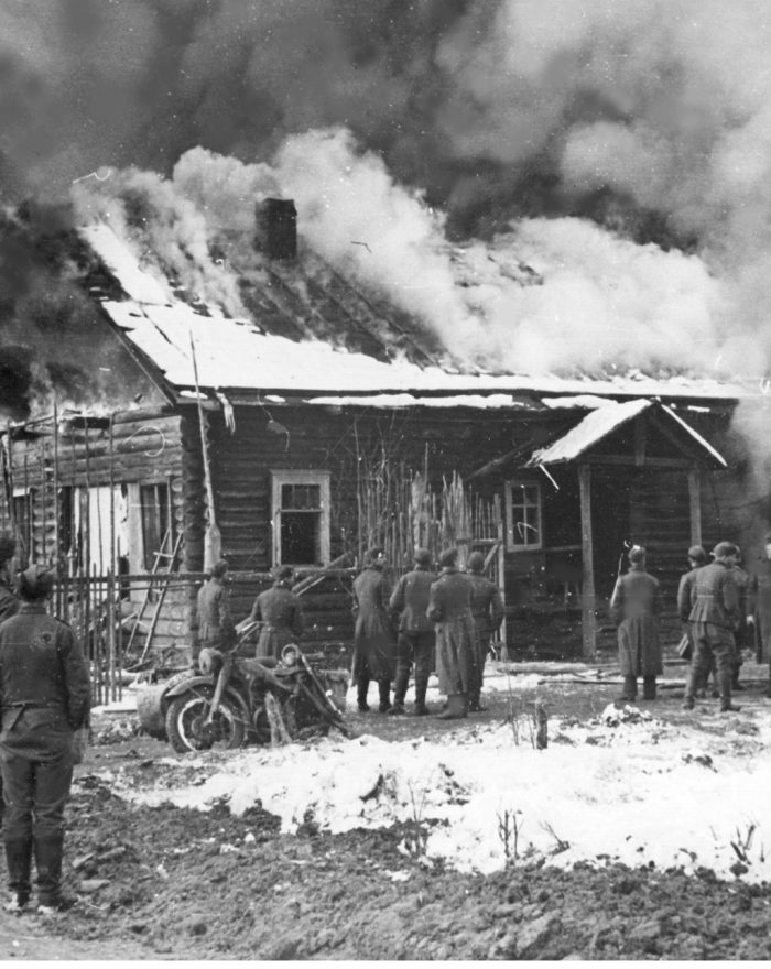 Barbarossa Płonący dom na wschód od miasta Wołchow (2 956)