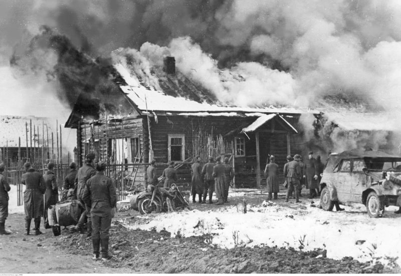 Barbarossa Płonący dom na wschód od miasta Wołchow (2 956)