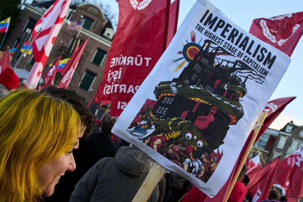 „Imperializmus – najvyššie štádium kapitalizmu.“ Demonštrácia pred americkým konzulátom v Amsterdame proti bombardovaniu Venezuely a zadržaniu prezidenta Nicolása Madura, 4. januára 2026. Foto: SITA/AP/Peter Dejong

