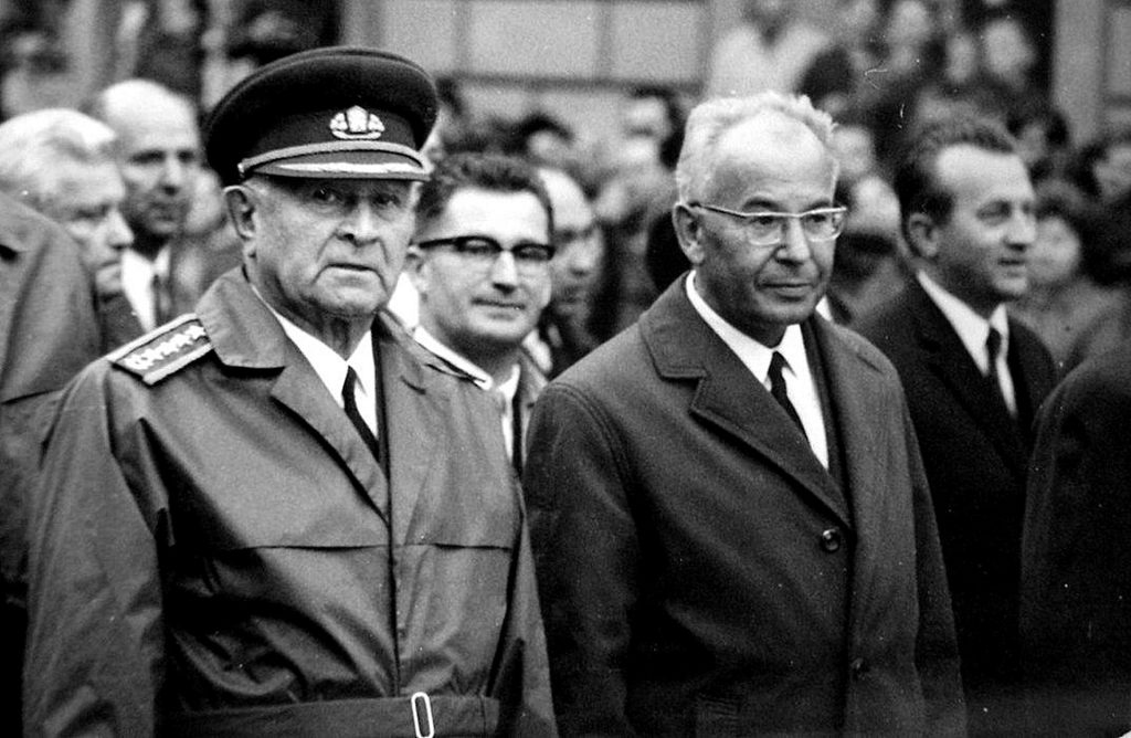 Prezident ČSSR Ludvík Svoboda a Gustáv Husák pri 25. výročí SNP v Banskej Bystrici, august 1969. (Foto Peter Zelizňák Wikimedia Commons, CC BY SA 4.0)