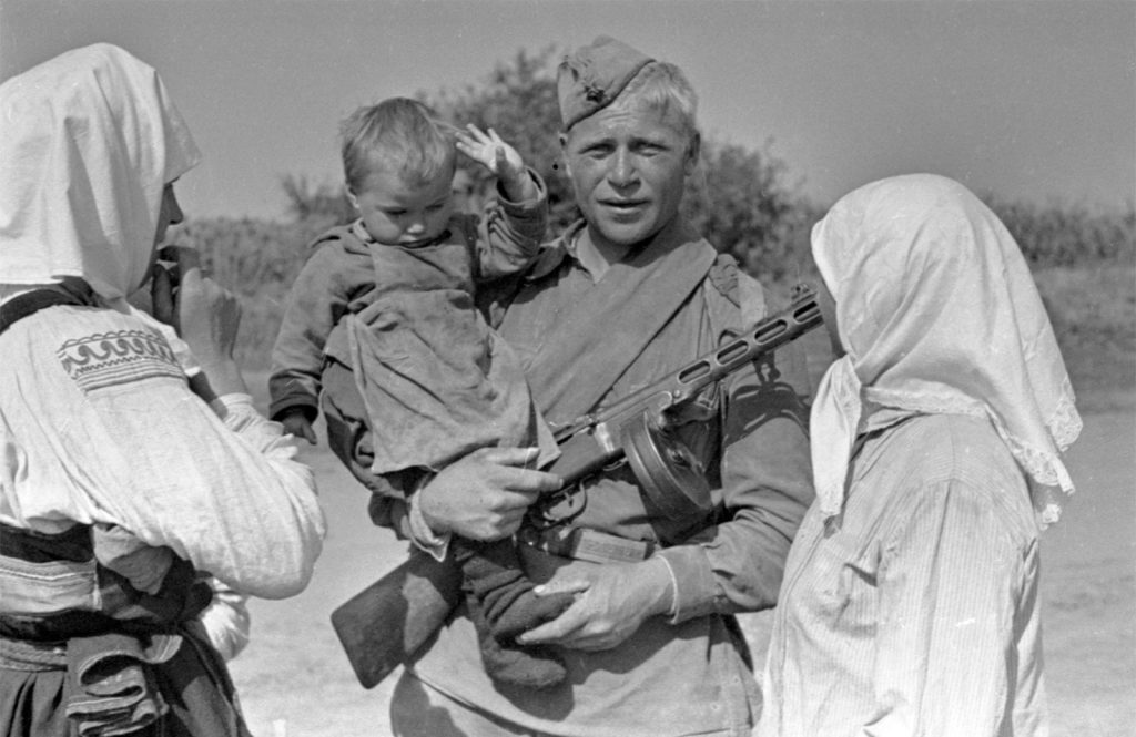 Seržant Stepan Ilič Trifonov s rodinou v obci Kazackoje (3. august 1943). Pre rodinu išlo o posledné stretnutie pred jeho smrťou pri prekračovaní Dnepra (Zdroj Wikimedia Commons - Mil.ru, CC B14