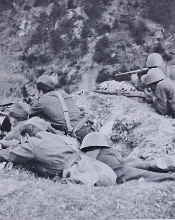 Vojaci práporu Prvosienka na kóte Dielik počas SNP v roku 1944. (Foto neznámy autor; zdroj G. Murín – Povstanie 60 dní národa, 3. časť Wikimedia Commons, voľné dielo)