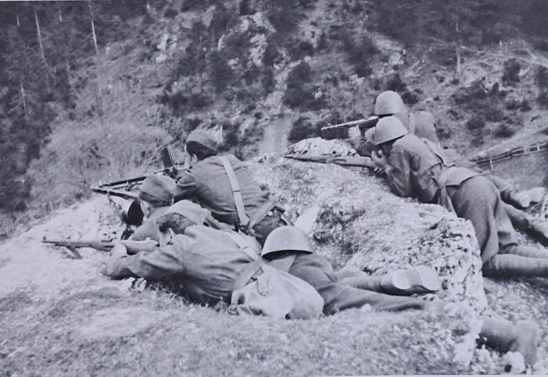 Vojaci práporu Prvosienka na kóte Dielik počas SNP v roku 1944. (Foto neznámy autor; zdroj G. Murín – Povstanie 60 dní národa, 3. časť Wikimedia Commons, voľné dielo)