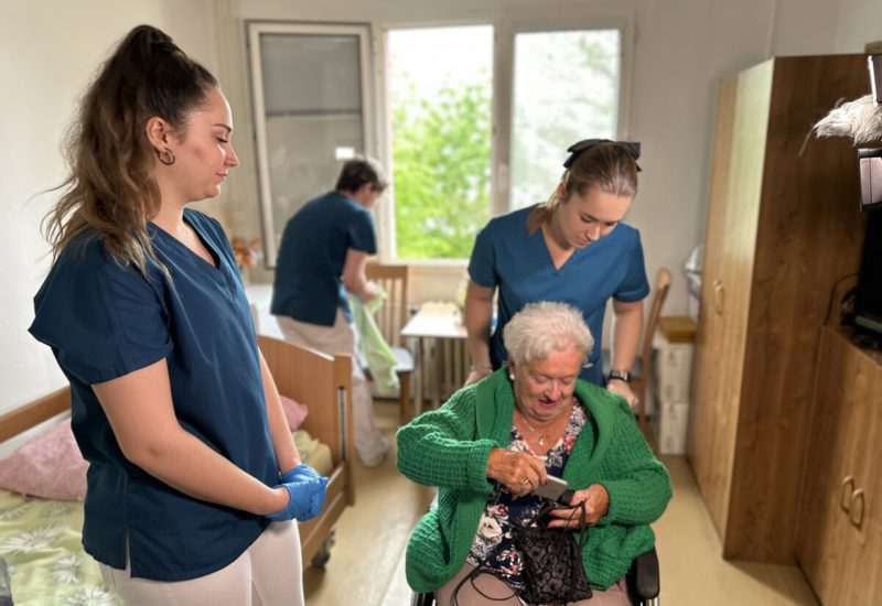 BANSKÁ BYSTRICA: Opatrovatelia v zariadeniach pre seniorov